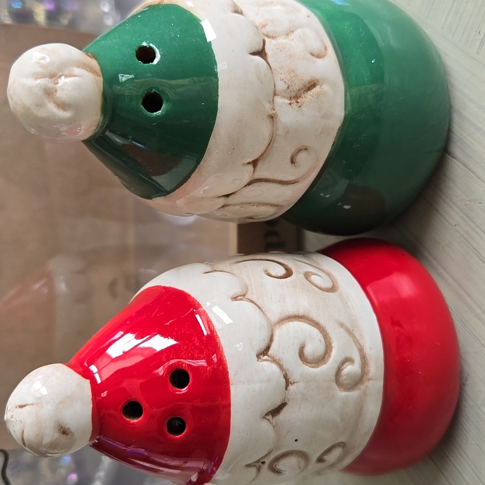 COLLECTIBLE JOHANNA PARKER SANTA & MRS. CLAUS SALT & PEPPER SHAKERS - Picture 6 of 10